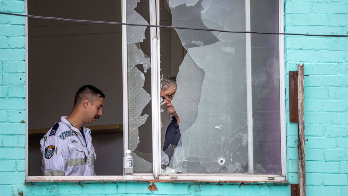 Shooting in Croydon Park, Australia
epaselect epa12433923 Police investigate the scene of a shooting in Croydon Park in Sydney, Australia, 06 October 2025. A man is in a hospital under police guard as investigators probe a motive for a shooting on a suburban street, with one man shot and others injured.  EPA/SITTHIXAY DITTHAVONG NO ARCHIVING AUSTRALIA AND NEW ZEALAND OUT 
Dostawca: PAP/EPA.
SITTHIXAY DITTHAVONG
epaselect