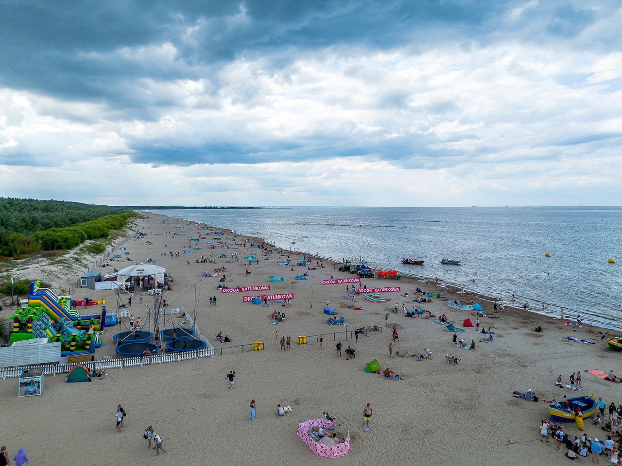 Jantar w obiektywie. Morskie kąpielisko z piękną plażą i przystanią