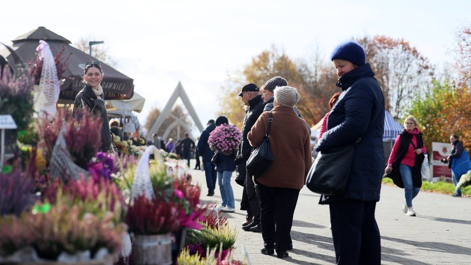 Trwają przygotowania do Wszystkich Świętych. Zajrzeliśmy w rejon cmentarza na Majdanku.