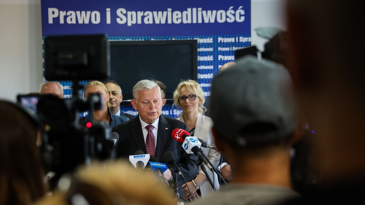 Radom, 02.09.2023. Kampania wyborcza do parlamentu 2023. Poseł PiS Marek Suski (C) podczas prezentacji kandydatów KW Prawa i Sprawiedliwości w wyborach parlamentarnych 2023, 2 bm. w Radomiu. (amb) PAP/Rafał Guz