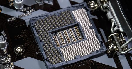 Intel Core i9-9900K uruchomiony i podkręcony do 5,5 GHz na płycie z chipsetem Z170