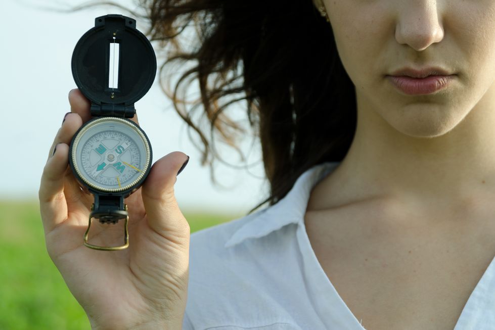 Zdjęcie dziewczyny z kompasem pochodzi z serwisu Shutterstock