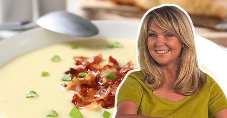 Ewa Wachowicz tak robi zupę ziemniaczaną. Tania, a sycąca i pełna smaku