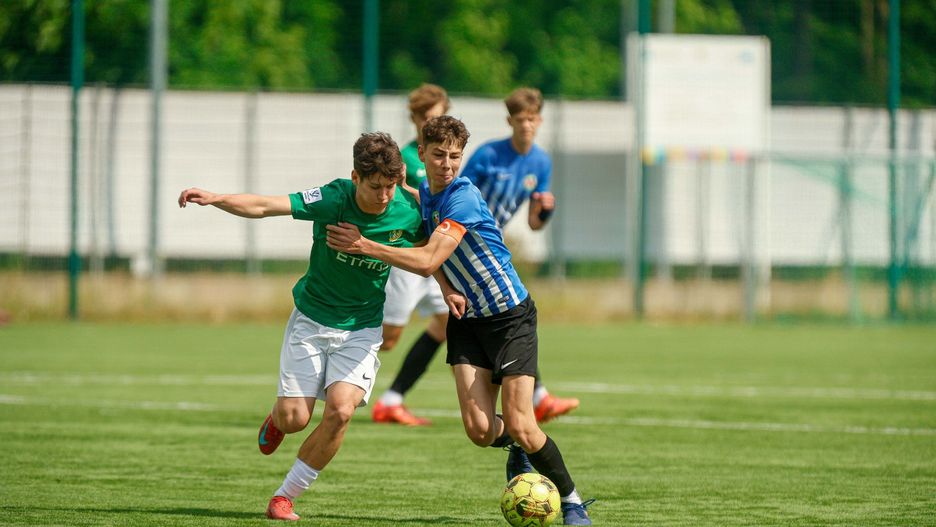 Akademia Piłkarska Talent Białystok (koszulki w pasy) nie dała rady Podlasiu Biała Podlaska i nie zagra w CLJ U-17 