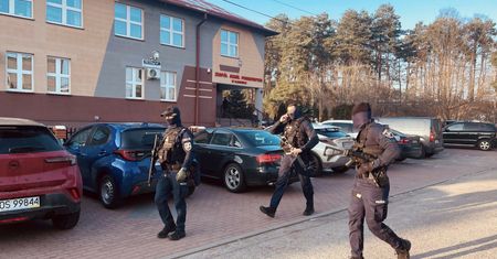 Atak nożownika w szkole, policja znalazła 18-latka. Natychmiast wzywali karetkę