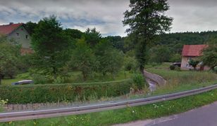 Jelenia Góra. Niemowlę wpadło do strumyka. Opiekował się nim 5-letni brat