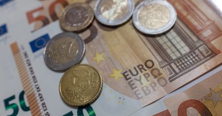 Kursy walut 17.11.2021. Środowy kurs funta, euro, dolara i franka szwajcarskiego