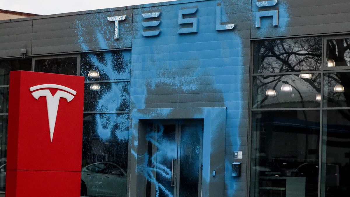 Aktywiści obalali niebieską farbą salon Tesli 