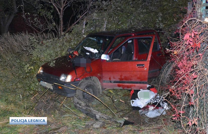 Legnica. Odurzony narkotykami uciekał w Daewoo Tico przed policją. Rozbił radiowóz i siebie