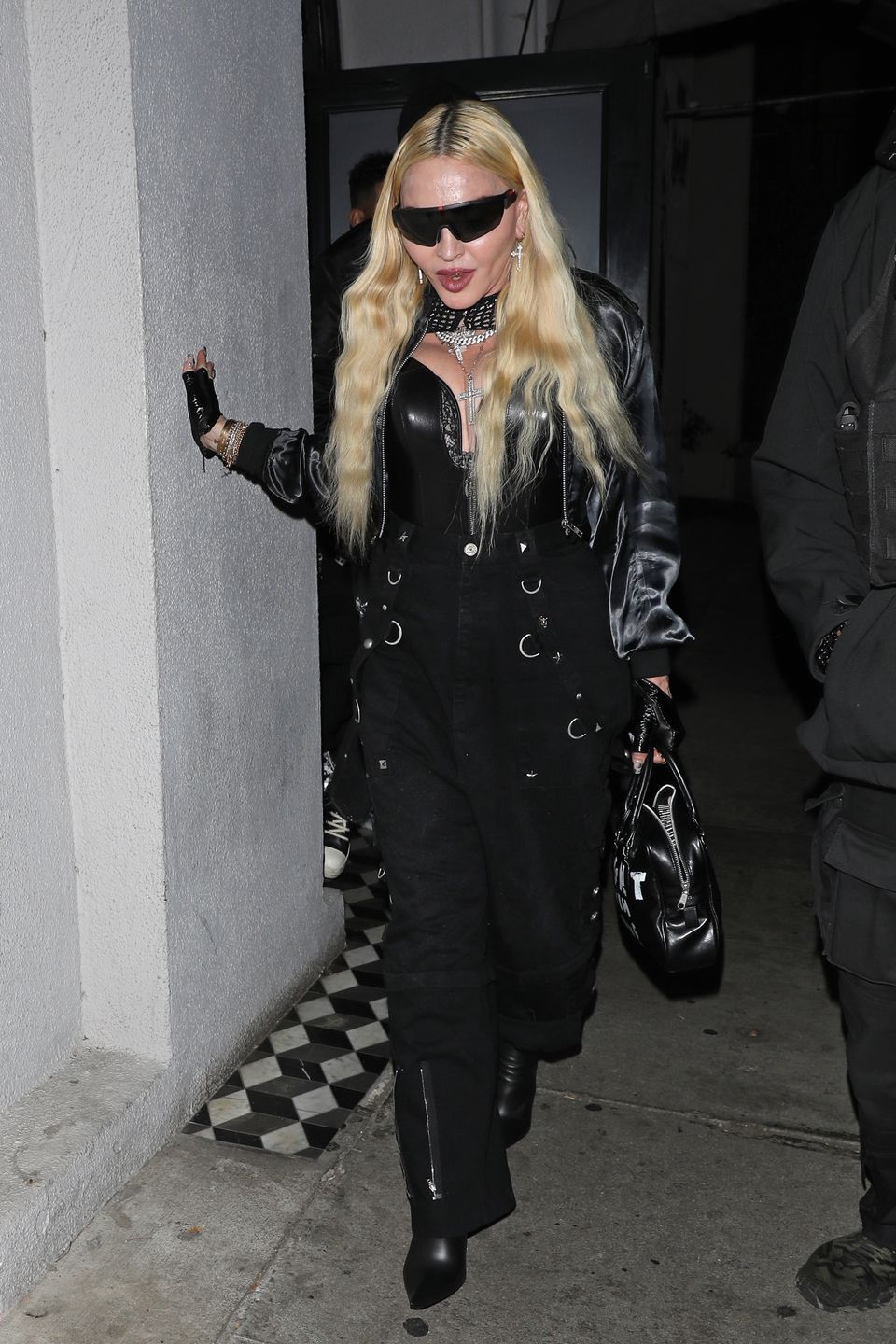 Wystylizowana od stóp do głów Madonna kroczy do modnej knajpki 