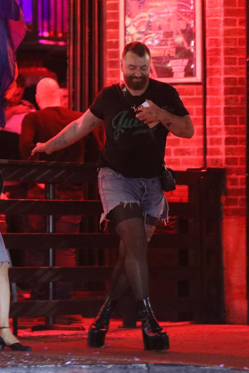 Sam Smith imprezuje w butach na ultrawysokiej platformie