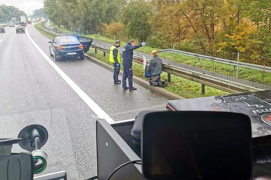 Z krzyżem i chorągiewką na kolanach do Częstochowy. Po autostradzie