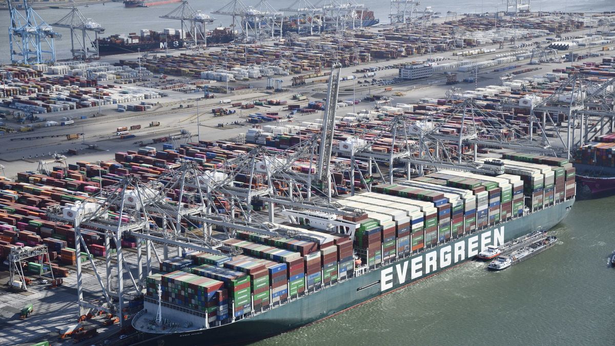 epa09376094 An aerial view taken with a drone shows the container ship Ever Given arrives at the ECT (Europe Container Terminals) Delta terminal in the port of Rotterdam, the Netherlands, 29 July 2021. The container ship that last March blocked the Suez Canal for almost a week, arrived in Rotterdam to unload and load containers.  EPA/BRAM VAN DE BIEZEN Dostawca: PAP/EPA.