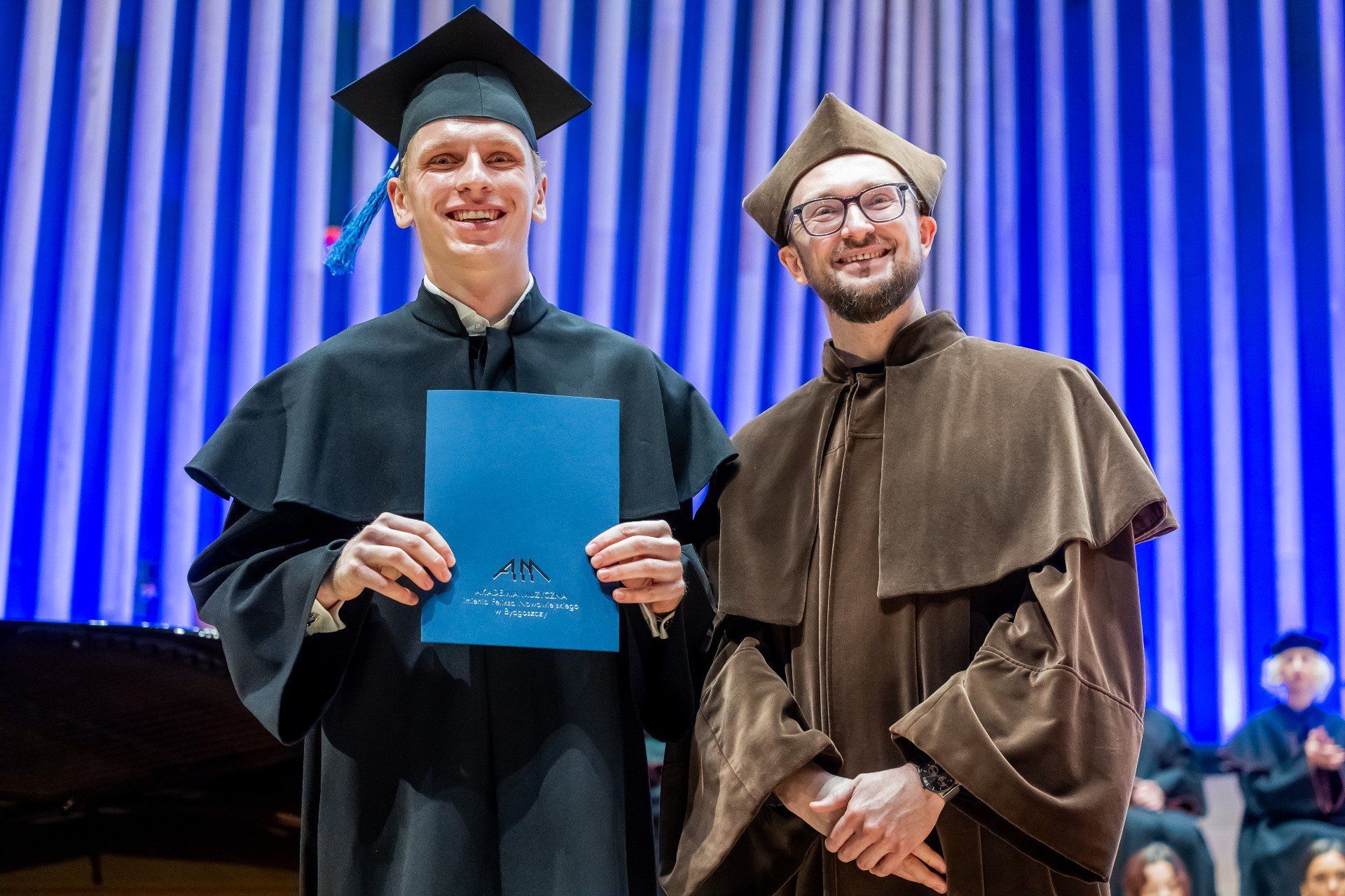 Podczas uroczystości wręczono dyplomy absolwentom, promocje doktorskie i habilitacyjne, a także odznaczenia - medale za Długoletnią Służbę i Medale &#34;Zasłużony Kulturze Gloria Artis&#34;.