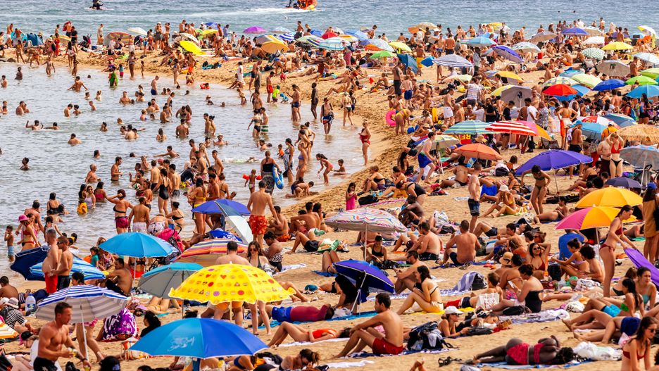 Crowds of tourist on Barceloneta beach, Barcelona, Spain
Alexander Spatari