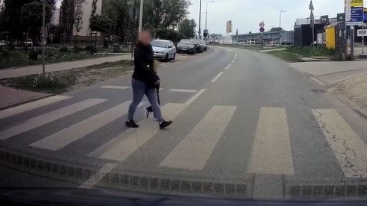 Kobieta szła z dzieckiem. Nie do wiary, co zrobił kierowca Opla.