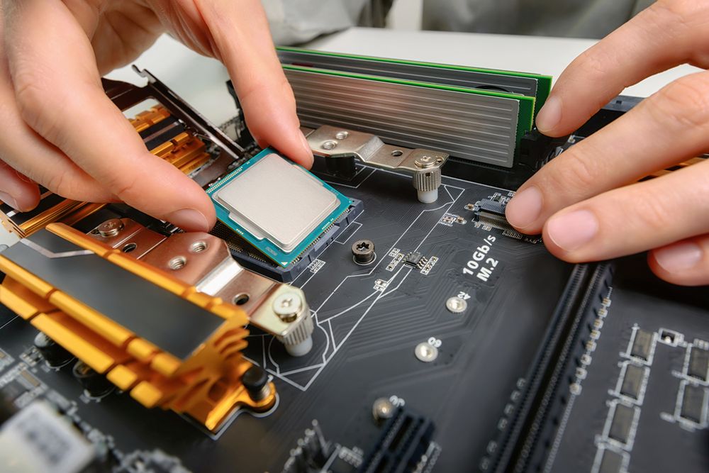 Zdjęcie New CPU is being mounted pochodzi z serwisu Shutterstock