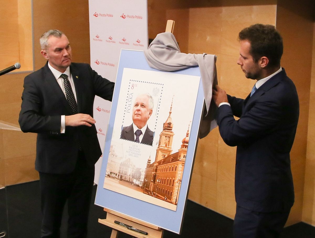 Nowy znaczek z Lechem Kaczyńskim został odsłonięty przez prezesa poczty Krzysztofa Falkowskiego i wiceministra Jana Kanthaka