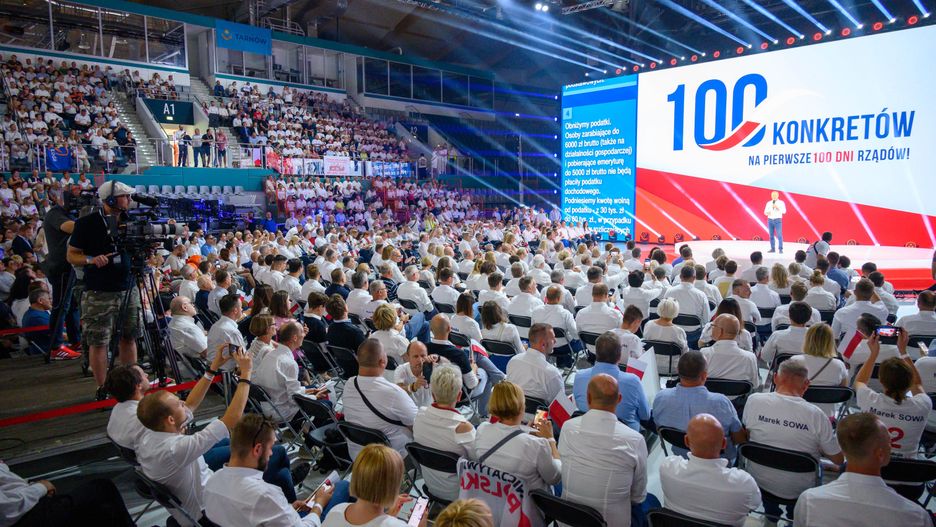 Tarnów, 09.09.2023. Kampania wyborcza do parlamentu 2023. Przewodniczący Platformy Obywatelskiej Donald Tusk (w tle) podczas konwencji programowej KO, odbywającej się pod hasłem "100 konkretów na 100 dni" w Arenie Jaskółka w Tarnowie, 9 bm. (miwi) PAP/Paweł Topolski