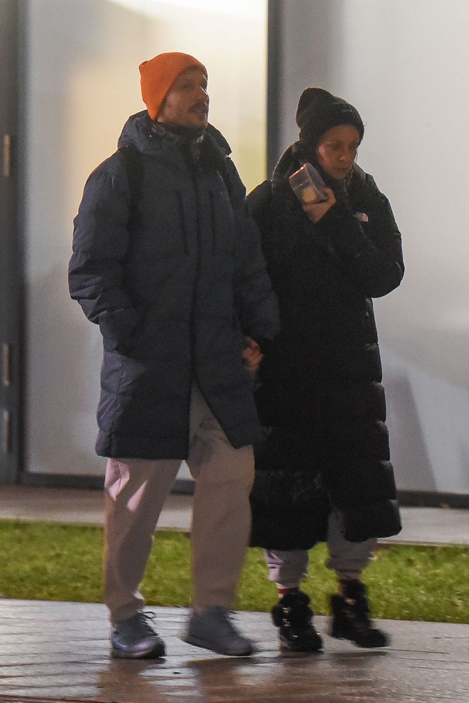 Mateusz Banasiuk i Magdalena Boczarska na wieczornym spacerze