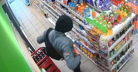 Wszedł do Żabki, ukradł dwa soki i parówki. Zaatakował ekspedientkę, gdy chciała go zatrzymać