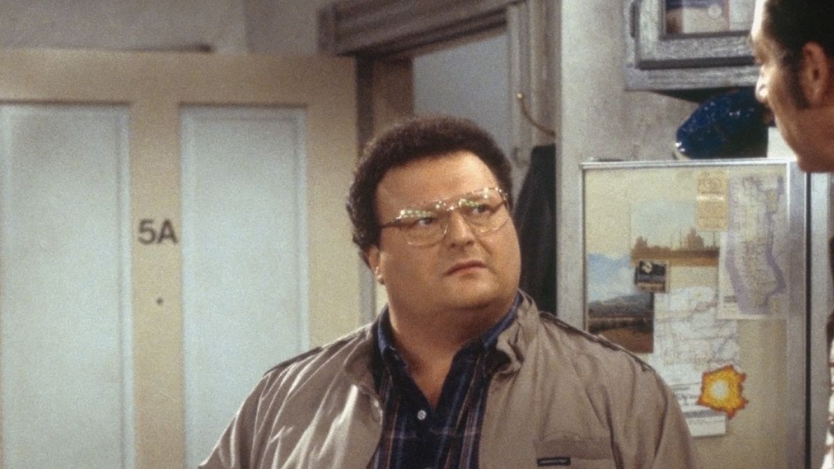 Kadr z serialu "Kroniki Seinfelda" z Waynem Knightem