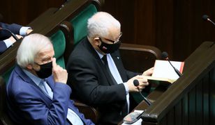 Jarosław Kaczyński przyłapany w Sejmie. Jaką książkę czytał prezes PiS?