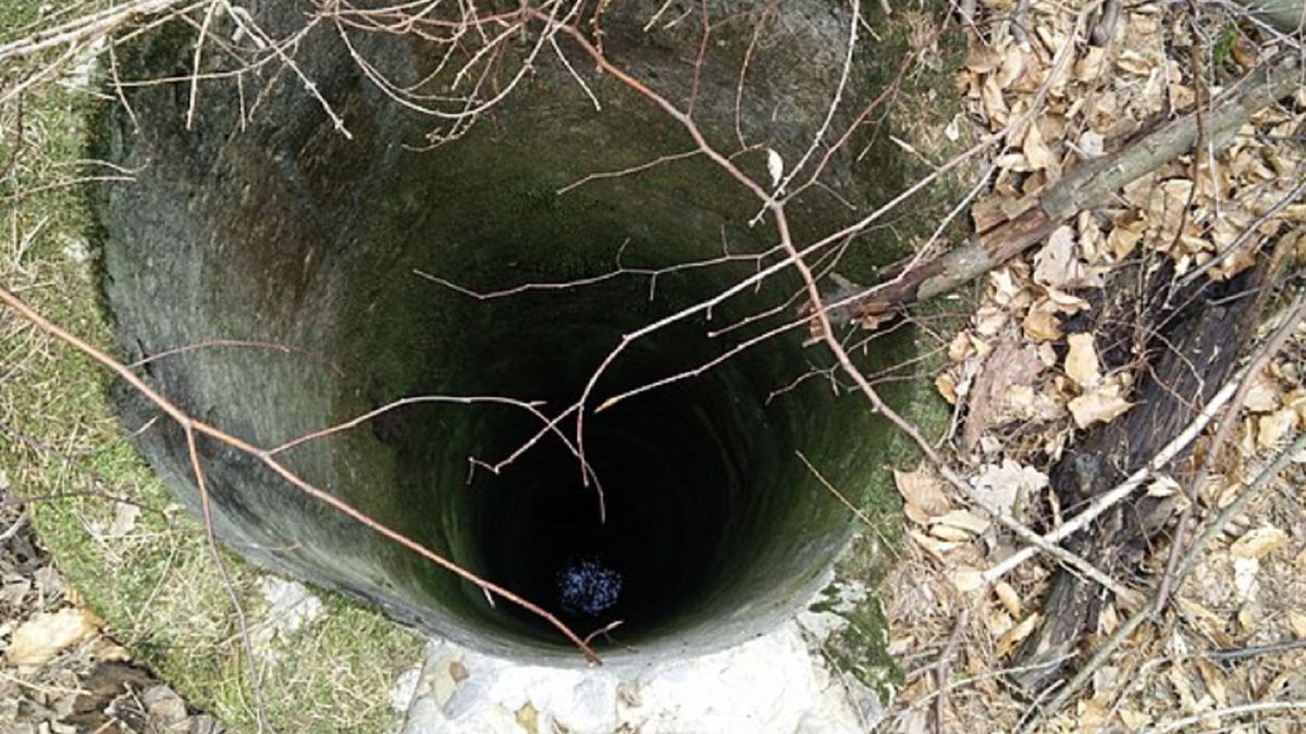 Kobieta wpadła do studni na cmentarzu.