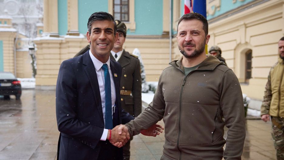 Premier Rishi Sunak w KijowieThis handout picture taken and released by the Ukrainian presidential press service on November 19, 2022, shows Ukrainian President Volodymyr Zelensky (R) shakes hands with British Prime Minister Rishi Sunak (L) prior to their meeting in Kyiv, amid Russia's invasion of Ukraine. (Photo by UKRAINIAN PRESIDENTIAL PRESS SERVICE / AFP) / RESTRICTED TO EDITORIAL USE - MANDATORY CREDIT "AFP PHOTO / Ukrainian Presidential Press-Service " - NO MARKETING NO ADVERTISING CAMPAIGNS - DISTRIBUTED AS A SERVICE TO CLIENTSSTR