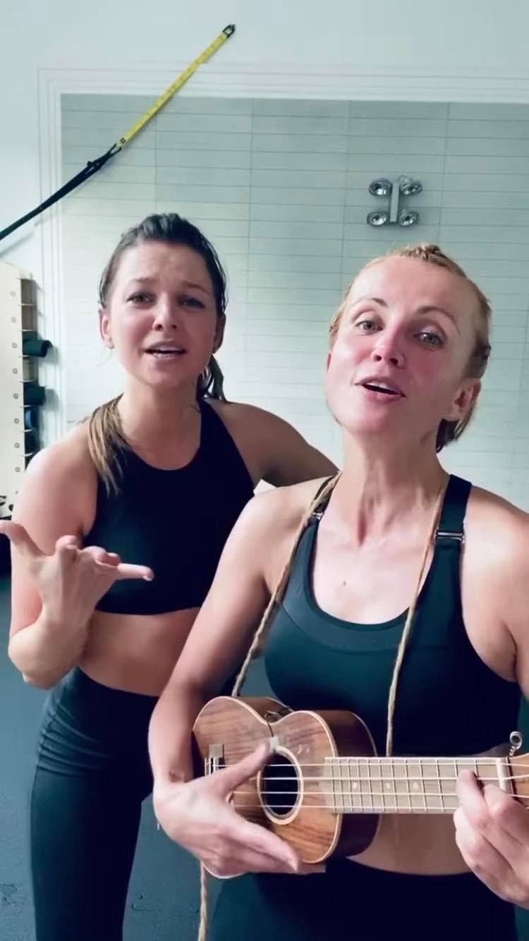Katarzyna Zielińska i Anna Lewandowska świętują zakończenie treningu piosenką