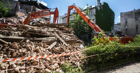 Tysiące domów i kamienic w Polsce do wyburzenia. Kolejka rozbiórek rośnie