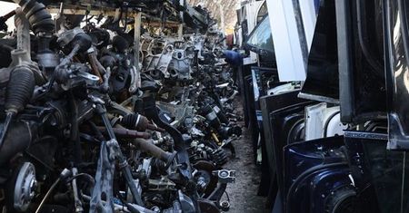"Dziuple" pod Wrocławiem: policja rozbiła magazyn części z co najmniej 13 kradzionych aut – wartość łupu ponad 65 tys. zł