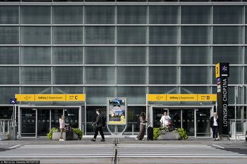 Ewakuacja na lotnisku Chopina w Warszawie. Na miejscu służby