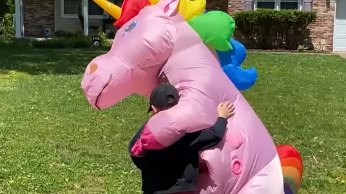 Przez koronawirusa babcia nie mogła przytulać wnuków.