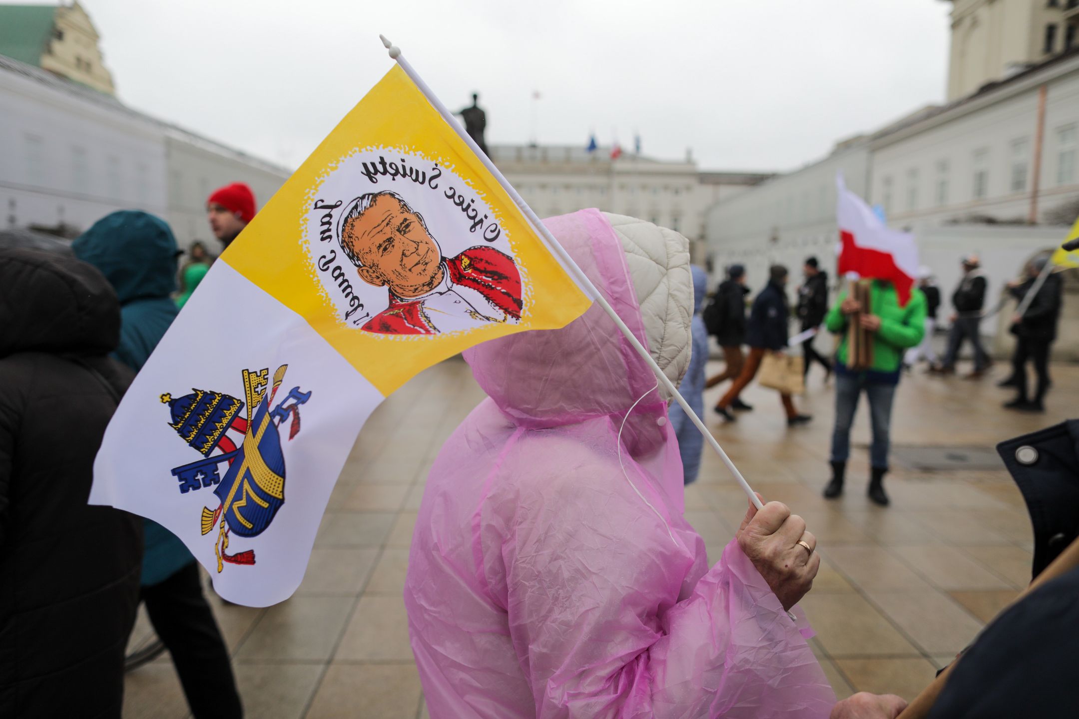Warszawa, 02.04.2023. Narodowy Marsz Papieski w rocznicę śmierci Jana Pawła II, 2 bm. w Warszawie. Marsz przejdzie ulicami: Marszałkowską, Królewską, Placem Piłsudskiego, Krakowskim Przedmieściem do Katedry Archidiecezjalnej przy ul. Świętojańskiej 8. (ad) PAP/Albert Zawada