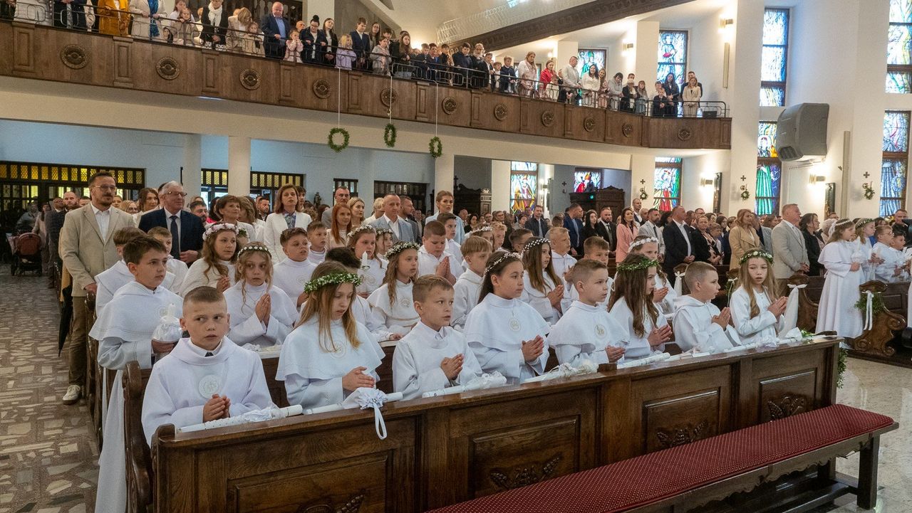 Druga grupa dzieci przyjęła Pierwszą Komunię Świętą w parafii św. Wojciecha w Wągrowcu