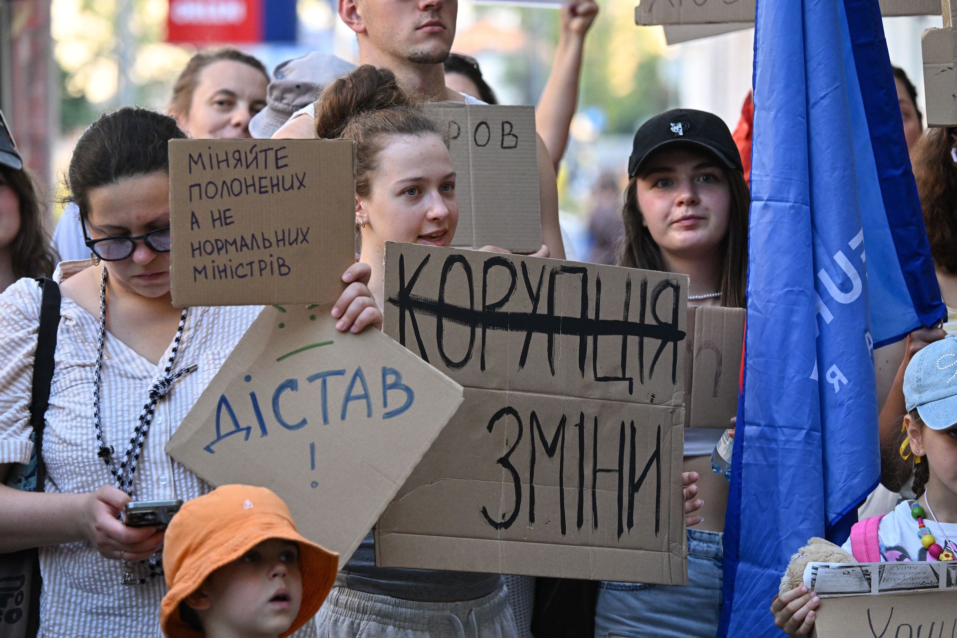 Zełenski w nowym nagraniu: decyzje wojskowe w cieniu protestów