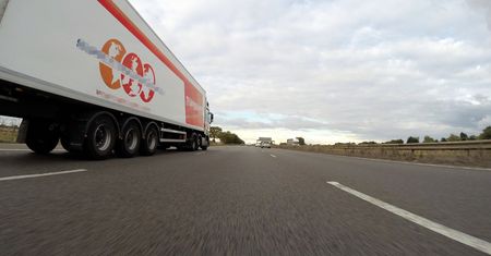 Konfiskata auta i więzienie za celowe wyhamowanie ciężarówki. Tak to wygląda w Danii