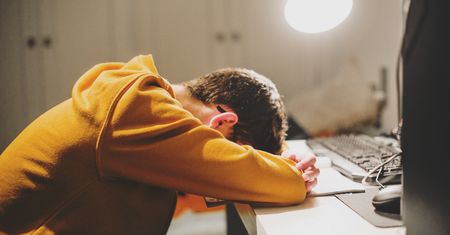 Pani Agnieszka sprawdziła telefon syna i zamarła. Okropne odkrycie