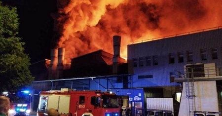"Straty liczone w milionach". Śledczy badają przyczynę pożaru w Dębicy