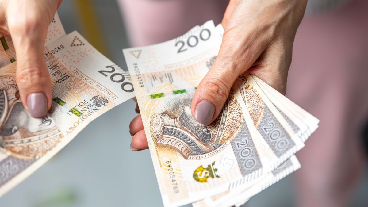 Marcin Tryc
banknot, gotówka, bank, polski, budżet, zarobki, inflacja, wydatki, procent, pensja, zakupy, biznes, firma, kredyt, rata, spadek, krach, kryzys, kobieta, liczenie