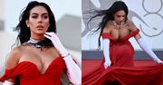 Georgina Rodriguez eksponuje biust i nietypowe obuwie na festiwalu w Wenecji. Suknia sprawiła jej problem (ZDJĘCIA)