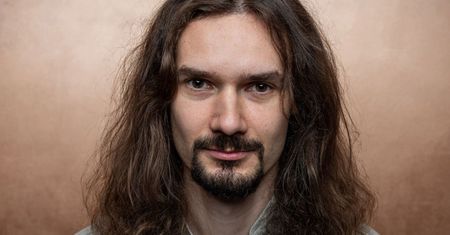 Znany pisarz walczy z nowotworem. Pokazał zdjęcie ze szpitala