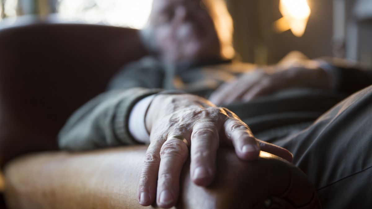 Martwy senior leżał w fotelu. Jego żona mieszkała tydzień ze zwłokami