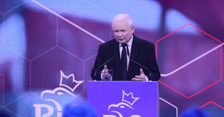 "Najczystszej wody populizm". 800 plus będzie kosztować 25 mld zł więcej