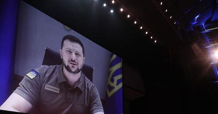 Zełenski ujawnia: Ukraińcy przetrzymywani w obozach na wzór nazistowskich