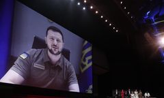 Zełenski ujawnia: Ukraińcy przetrzymywani w obozach na wzór nazistowskich