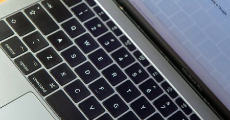 Warszawa. Podejrzana o kradzież 12 laptopów z uczelni. Wchodziła jako studentka