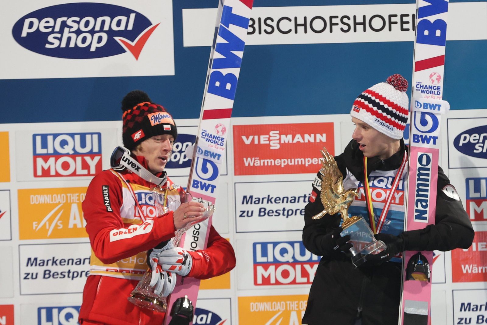 Halvor Egner Granerud Dawid Kubacki
Bischofshofen, Austria, 06.01.2023. Granerud i Kubacki na podium. Halvor Egner Granerud (P) wygra� 6 bm. w Bischofshofen 71. Turniej Czterech Skoczni. Drugie miejsce zaj�� Dawid Kubacki (L). (gj) PAP/Grzegorz Momot
Grzegorz Momot
71 Turniej Czterech Skoczni w Bischofshofen, dekoracja, konkurs, podium, skoczek narciarski, TCS, Turniej Czterech Skoczni w Bischofshofen