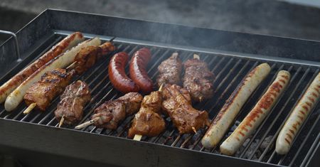 Wstrzyknij w kiełbasę przed grillem. Lepszej nie jadłeś